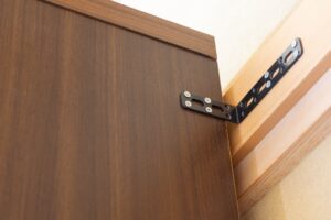 L字金具で固定する