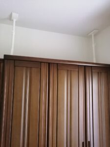 つっぱり棒で固定する